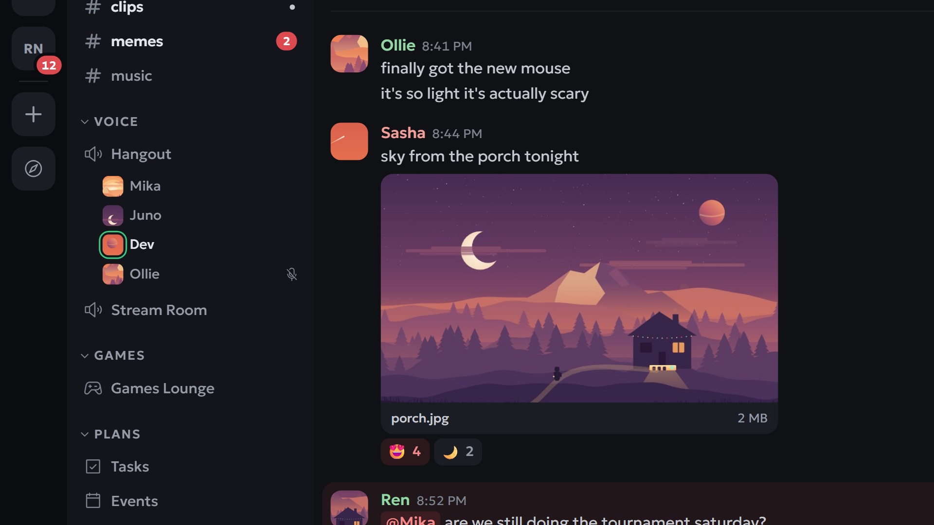 A voice channel with four friends in it next to the chat, one of them sharing a photo